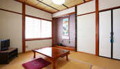 【お部屋】2階和室6畳・シンプルなお部屋です。ビーチが一望できます。