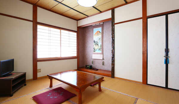 【お部屋】2階和室6畳・シンプルなお部屋です。ビーチが一望できます。