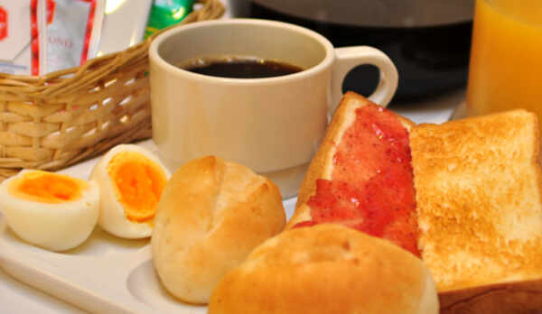 トースト、ドリンク食べ放題の無料朝食