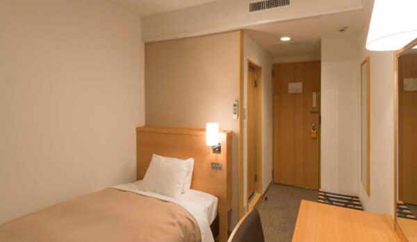 【客室一例】デラックス（シングル）・Wi-Fi完備・ベット幅120cm&times;縦200cm・約13.2平米