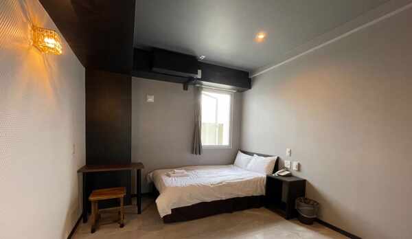 *【客室一例】セミダブル：1人で広々ベッドを満喫できます！2名OKなので、ご夫婦やカップルにも