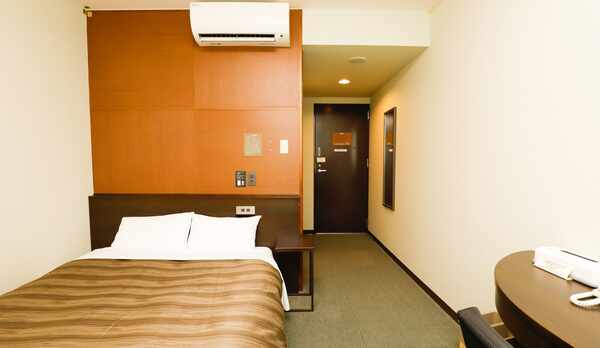 本館セミダブル／140cm幅ベッドで広々快眠をサポートします♪（客室一例）