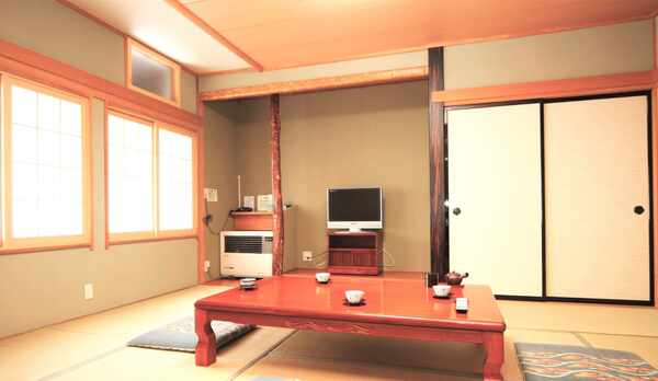 和室10畳のお部屋。広々と家族やグループでお使い頂けるお部屋です 