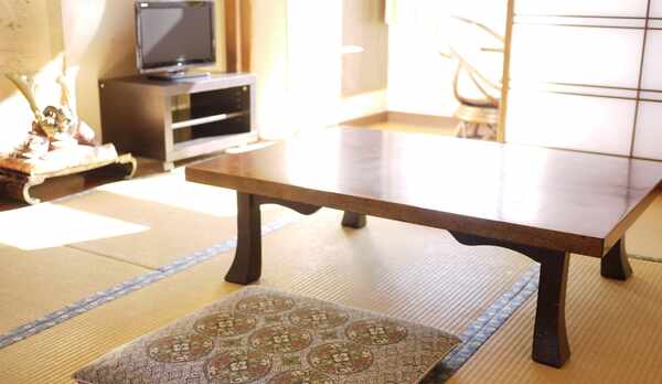 *和室（8畳）/落ち着いた雰囲気の和室のお部屋。足を伸ばしてのんびりとお寛ぎください。