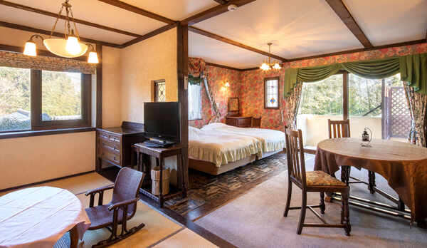 【別館2F：8号室】東〜南の窓・バルコニーには気持ちのよい朝の日が差し込むアンティーク客室。