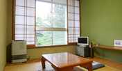 *【和室6畳一例】窓からは緑がたくさんの自然をご覧いただくことのできる落ち着いた雰囲気のお部屋です。