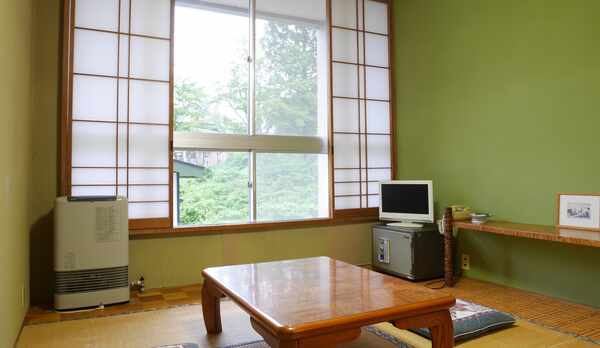 *【和室6畳一例】窓からは緑がたくさんの自然をご覧いただくことのできる落ち着いた雰囲気のお部屋です。