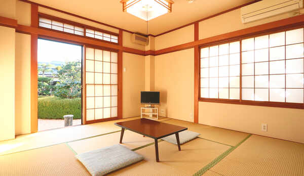 8畳和室◆窓の外には庭園が広がります。