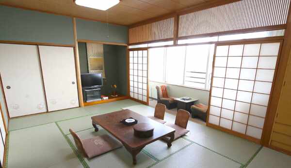 ・【客室一例】ゆったり足を伸ばしてお寛ぎいただける畳のお部屋です