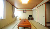 【和室１０帖】ご家族様向けの和室で思いきり足をのばしてください。