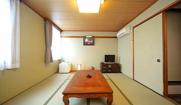 【和室１０帖】ご家族様向けの和室で思いきり足をのばしてください。