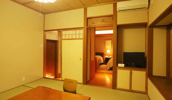 和洋室、蘭の間(2ベッド6帖+和室8帖)【中庭側】