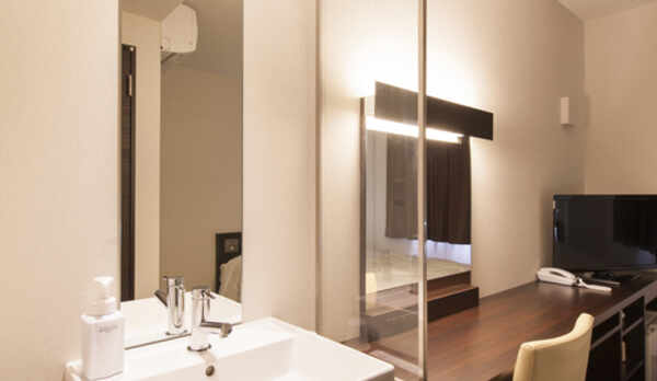 【ダブルベッドルーム】シャワールームのお部屋には独立洗面台がございます。