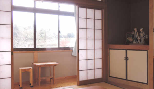 *【本館和室一例】窓からは周囲の山並みを一望