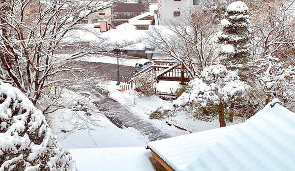 ・和室10畳 お部屋望む草津の雪景色です