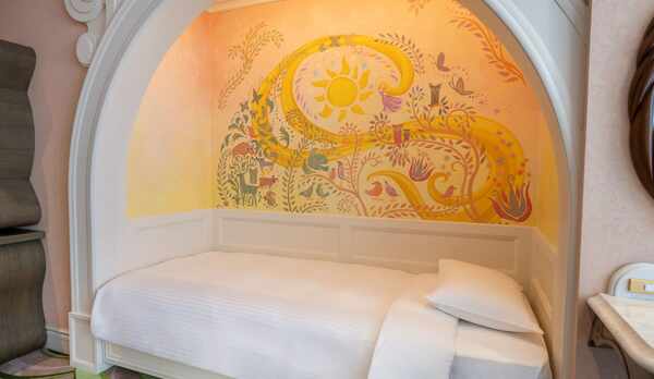アルコーヴベッドの利用イメージ (C)Disney