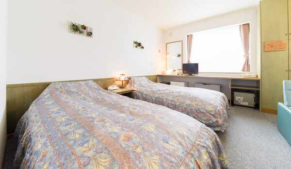 *【部屋】洋室一例。２階は全室洋室です。窓からはノシャップ岬が一望できます！