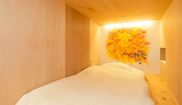 ・【カプセルルーム一例】お部屋毎に壁紙の柄が異なります