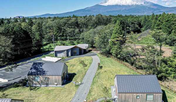 富士山と高嶺の森のコテージ