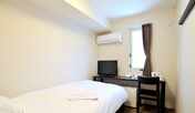 シングルルーム11.8平米、ベッド幅110cm。個別空調、Wi-Fi完備