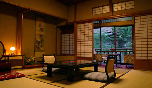 中庭を望む客室の一例