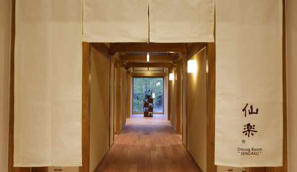 お食事は食事処「仙楽」で。山懐に抱かれた隠れ宿でのお食事&hellip;日頃の喧騒を忘れごゆるりとお愉しみ下さい。