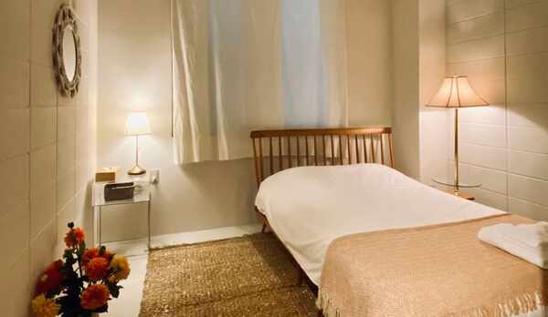 【SHiMASHO-Ne】ダブルベッドが1台ある個室のお部屋です。最大定員は2名様です。