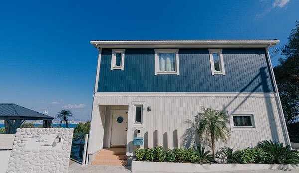 青と白の外観が目印です