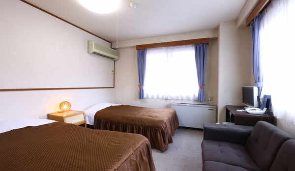 洋室ツインルーム一例。冷暖房完備。ごゆっくりお寛ぎください。