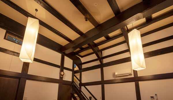 ・温かみのある照明が室内を照らします