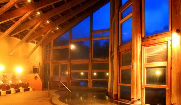 開放感のある大きな露天風呂が特徴の山の温泉【香具夜】