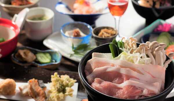 地元の食材をたくさん使った彩り鮮やかなお料理でおもてなしいたします