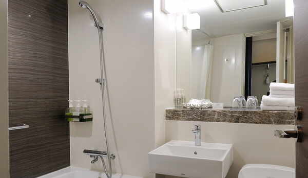 【スタンダーフロア海側洋室】リフォームしたばかりのバストイレです。