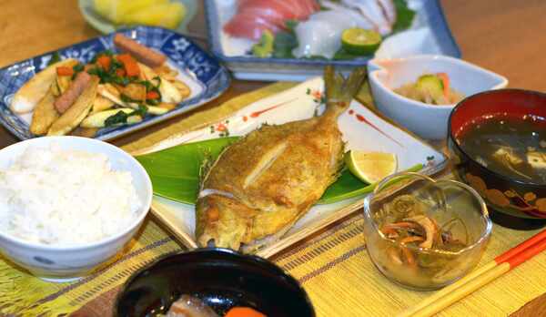 ・＜食事一例＞地元のお野菜や海の幸をふんだんに使った島料理をご提供