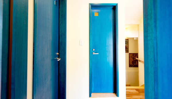 ・白い壁に青い扉が映えるこだわりの内装