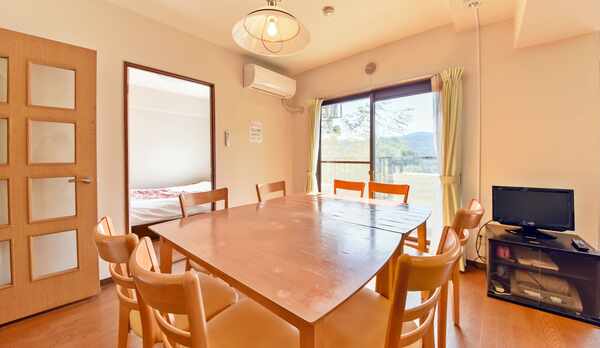 *【本館一例/2LDK】お部屋の真ん中にリビングがあり、両脇にベッドルームと和室がございます。