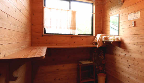 【浴室】広々とした脱衣所です