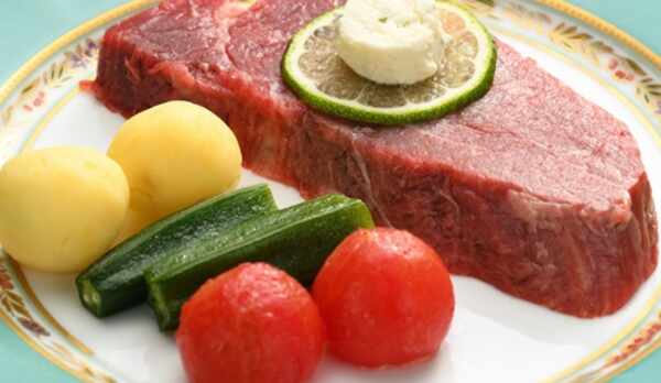 高品質の山形牛を厚めのステーキでお楽しみください。ほおばると口の中いっぱいに旨味と甘味が広がります。