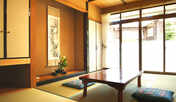 純和風のお部屋。海から流れてくる潮風を感じながら、のんびりとおくつろぎください。