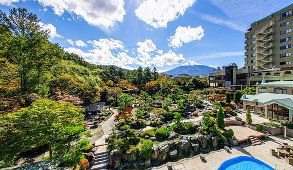 富士の麓に佇む和風旅館（庭園側外観）／２万５千坪の癒しの空間