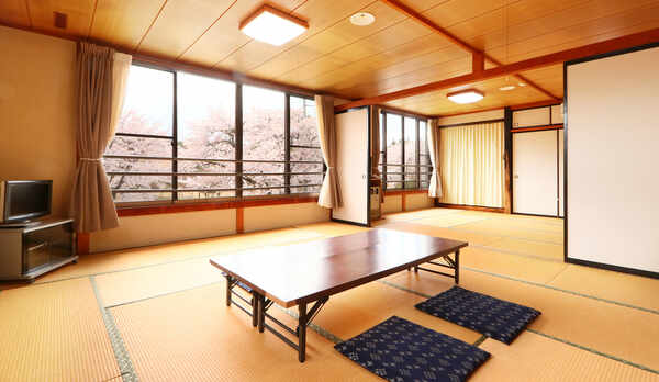 12+15畳二間◆季節によって桜や新緑を眺められます