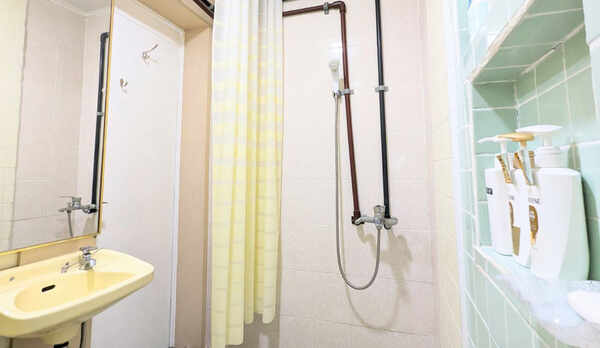 ・【洋室ツイン（フレッシュアメリカン）】客室内シャワールーム。バスアメニティもございます