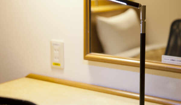 ビジネスシングルにはLED卓上ライトをご用意しております