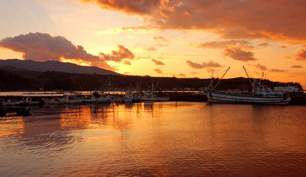 【周辺観光】夕日に染まる三津浜。