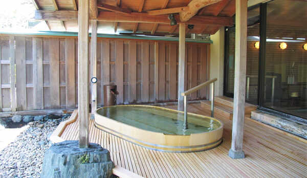 【露天風呂】女風呂は青森県産ヒバ材を使用した檜風呂。
