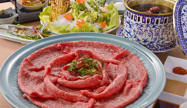 『近江大倉和牛(肩ロース)』ブラックスープ鍋（高原野菜使用）