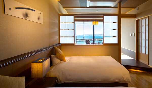 【別邸】半露天風呂＆テラス付き和洋室（ベッド４）