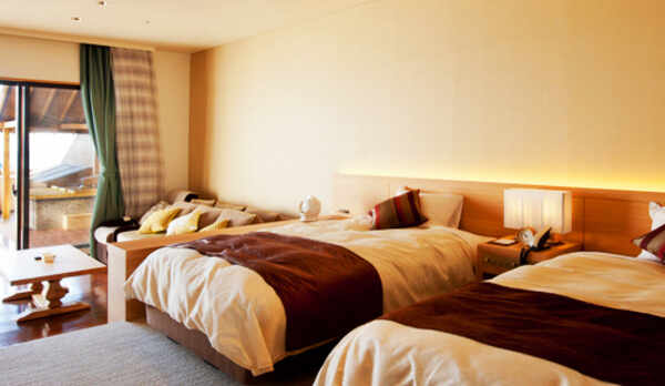 【プレミアムルーム】42.8平米の広々空間♪シモンズ製のベットでごゆっくりお寛ぎください。