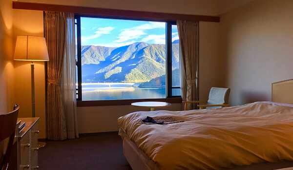 お部屋から河口湖の見晴らし（一例）
