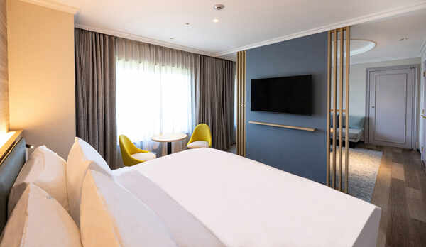 1ベッドルームスイートは、幅200㎝のキングベッドとエキストラ・ソファベッドで1〜4名様ご利用可能